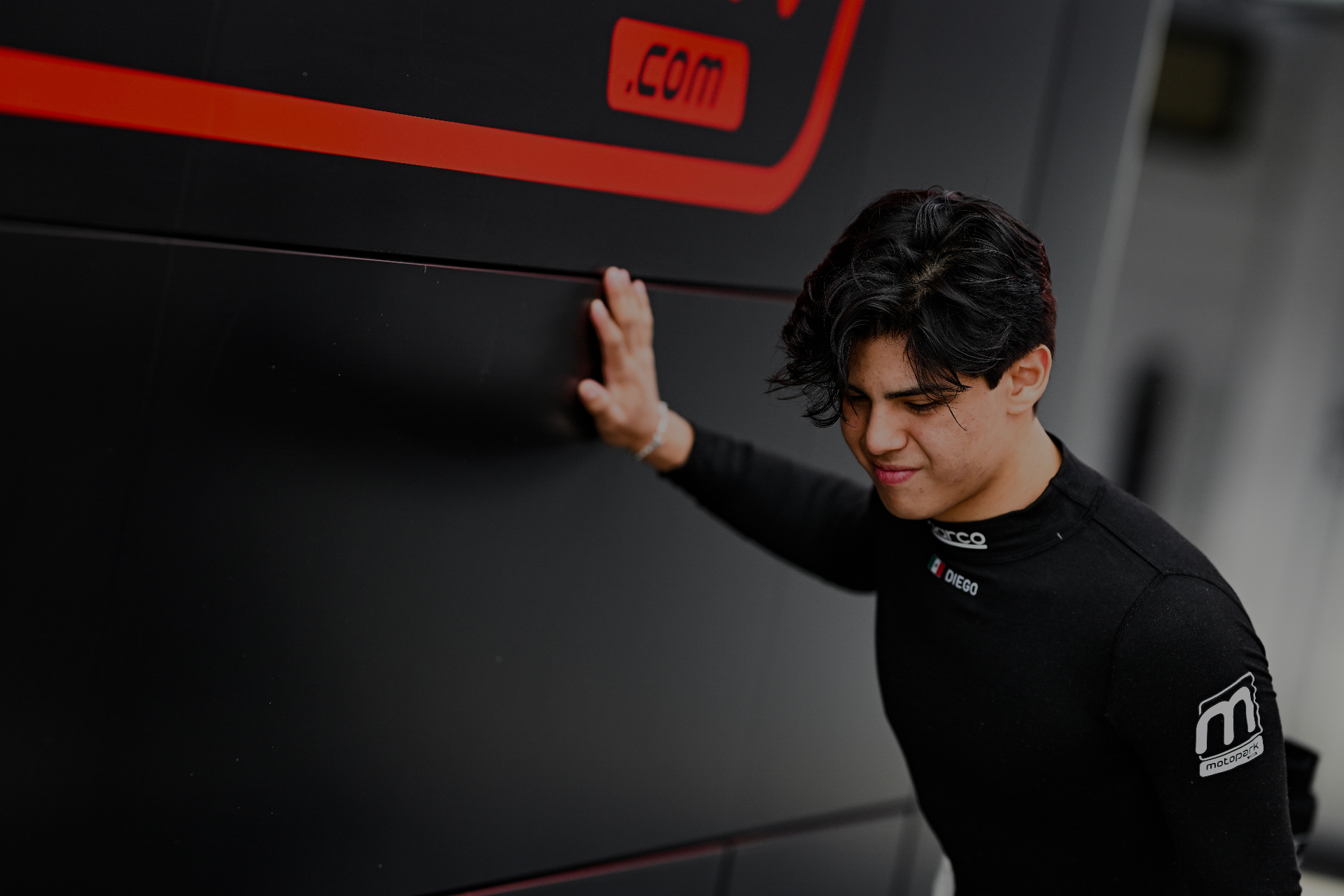 Diego firmando con Motopark 2026