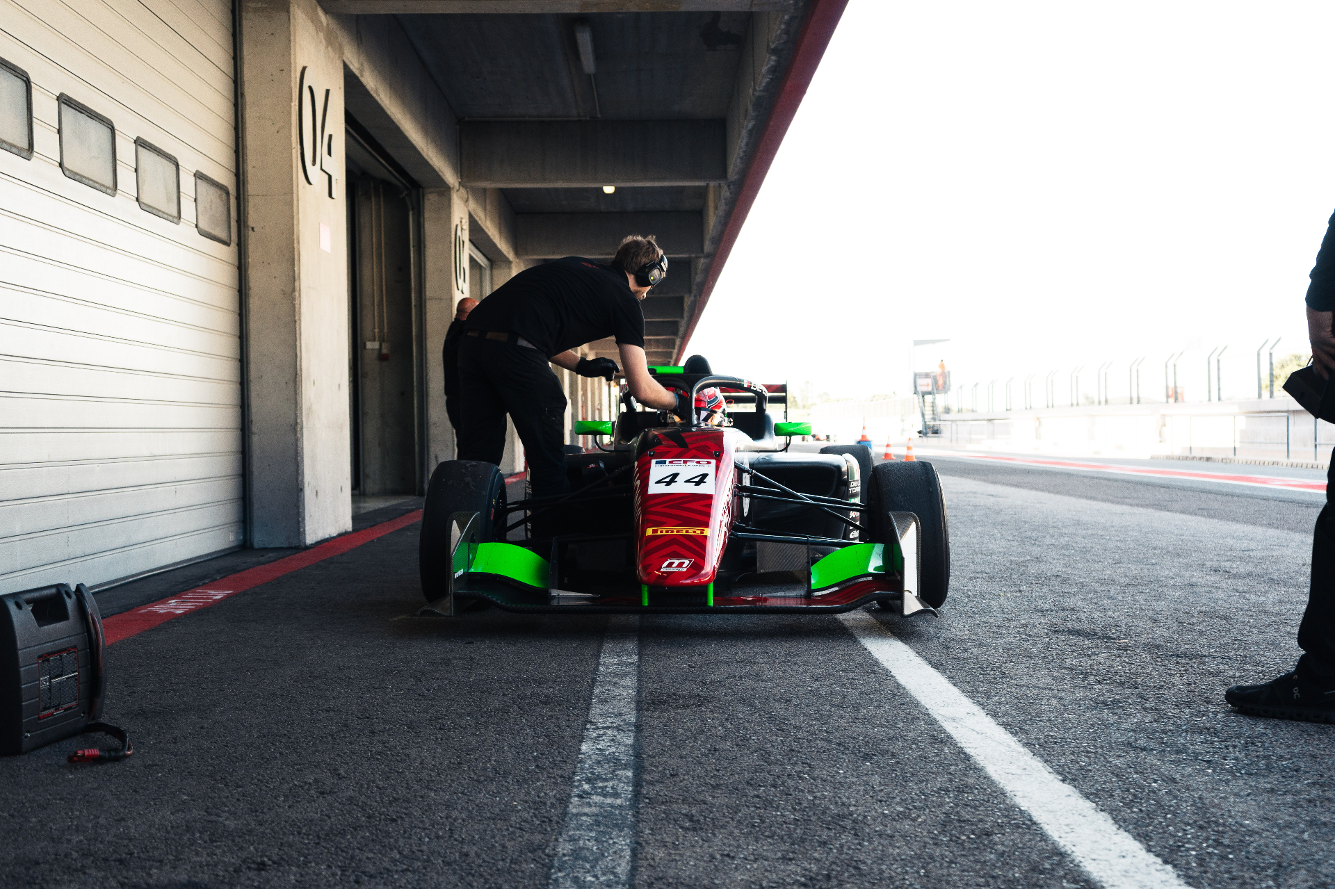 Coche #44 en pit lane — Portimão