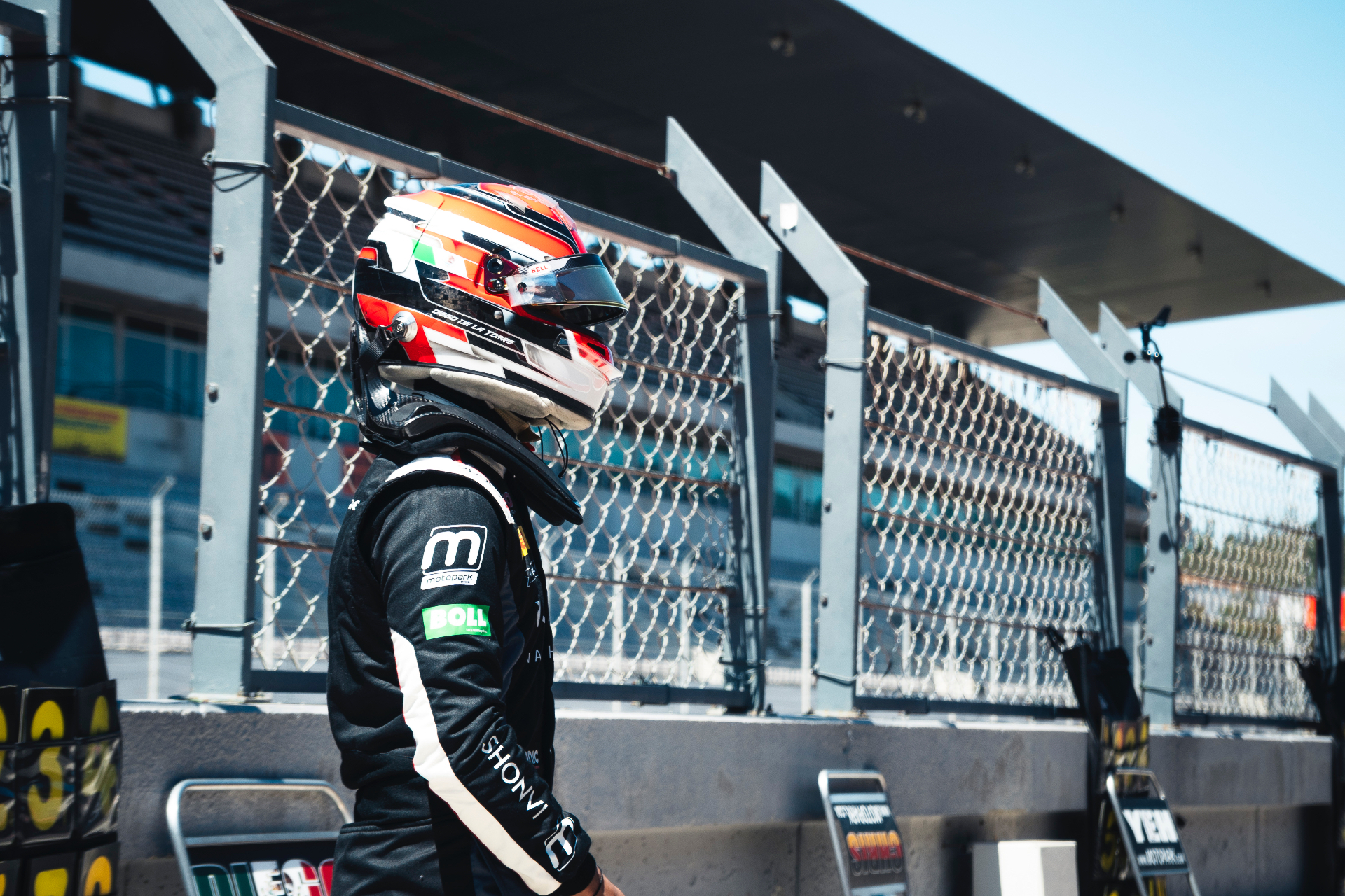 En el pit wall